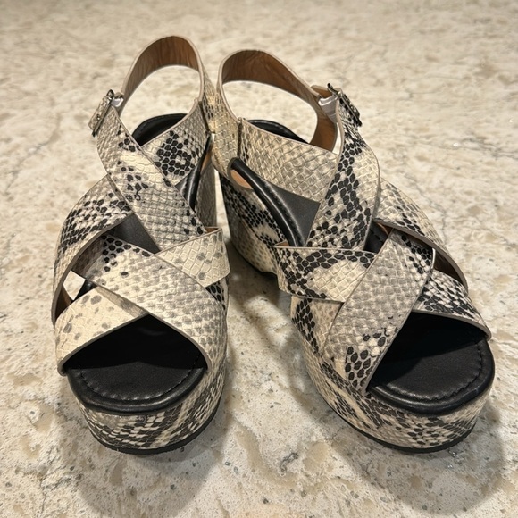 NEW~QUPID~STONE BLACK~SNAKE~STRAPPY WEDGE SANDALS~3 1/4” HEEL~SIZE 8~BR - Picture 1 of 10